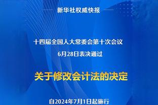 梅西下半场开球前，从球员通道跑回了球场